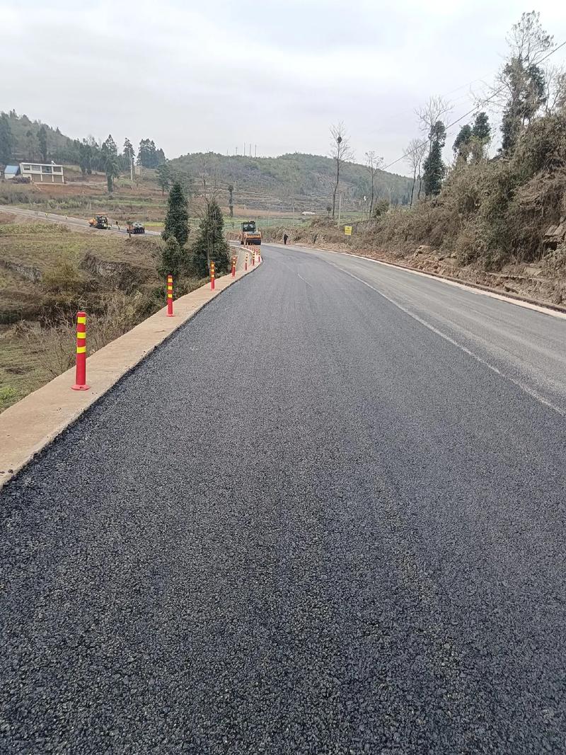 貴州旭輝科技建設(shè)安龍縣海子至灑雨公路改擴(kuò)建工程,道路瀝青路面 - 抖