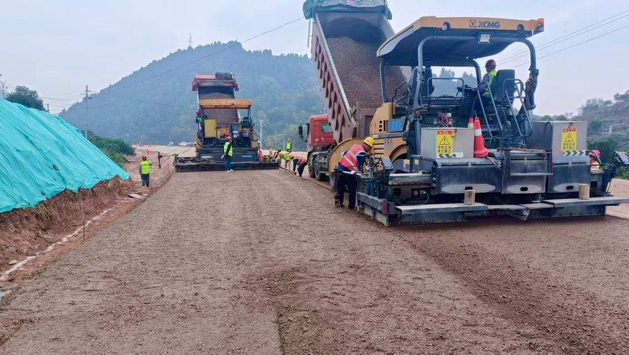 昌磷路一期一級公路工程順利完成首次路面水穩層鋪設