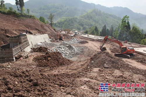 萬(wàn)利高速公路五分部展開梁場(chǎng)基建施工-工程機(jī)械動(dòng)態(tài)-中國(guó)路面機(jī)械網(wǎng)