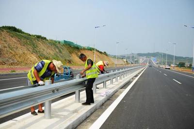 煙臺(tái)濱海路蓬萊段公路工程完成全路段瀝青鋪設(shè)，助力區(qū)域交通升級(jí)