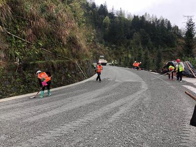 貴州橋梁集團加快推進縣鄉公路路面改善提升工程，助力鄉村振興