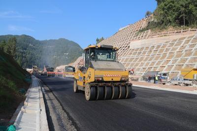 沖刺！蒼巴高速公路蒼漁段進(jìn)入瀝青攤鋪作業(yè)新階段