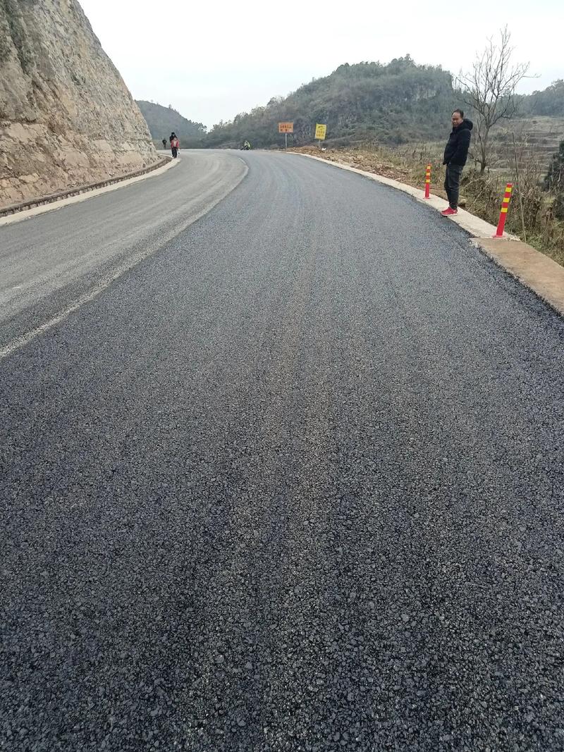 貴州旭輝科技承建安龍縣海子至灑雨公路改擴(kuò)建工程 瀝青路面施工助力交通優(yōu)化