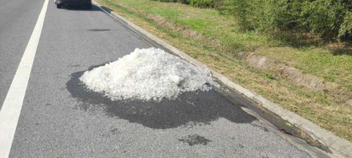 如東公路分中心 及時清除路面冰塊，保障公路通行安全